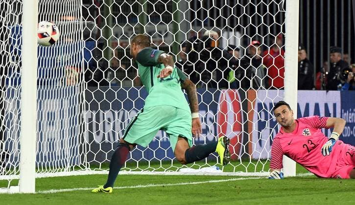 EURO 2016, Kroatien - Portugal, Quaresma köpft Portugal zum Sieg 25.06.2016, xpsx, Europameisterschaft, 2016, Achtelfinale Kroatien - Portugal, emspor, v.l. tor zum 1:0 fuer Portugal Torschuetze Ricardo Quaresma (Portugal), Danijel Subasic (Kroatien Croatia), Lens
