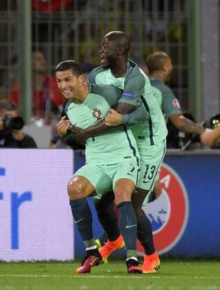 EURO 2016, Portugal gewinnt gegen Kroatien 25.06.2016, Fussball EM-2016 Frankreich, Achtelfinale, Kroatien - Portugal, im Stadion Felix Bollaert, Lens. Torjubel, v.li: Cristiano RONALDO (Portugal) mit Danilo PEREIRA (Portugal). 