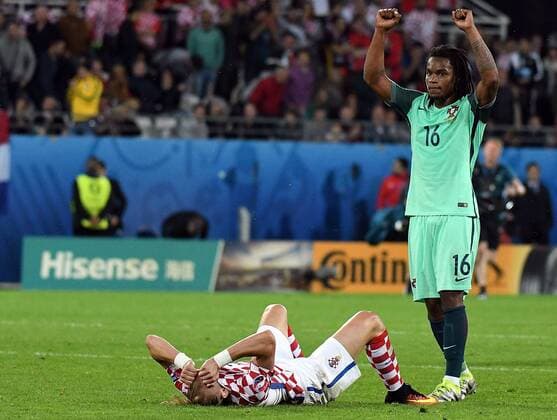 EURO 2016, Kroatien - Portugal 25.06.2016, xpsx, Europameisterschaft, 2016, Achtelfinale Kroatien - Portugal, emspor, v.l. enttaeuscht Domagoj Vida (Kroatien Croatia), jubel Renato Sanches (Portugal) Lens