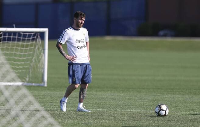 Argentina s player Lionel Messi participates in a training session at Metlife stadium in East Rutherford, New Jersey, United States, 25 June 2016. Argentina will face Chile for their Copa America Centenario final match on Sunday. ARGENTINA PRESSER !ACHTUNG: NUR REDAKTIONELLE NUTZUNG!  NEW007 20160626-636024977622574739
