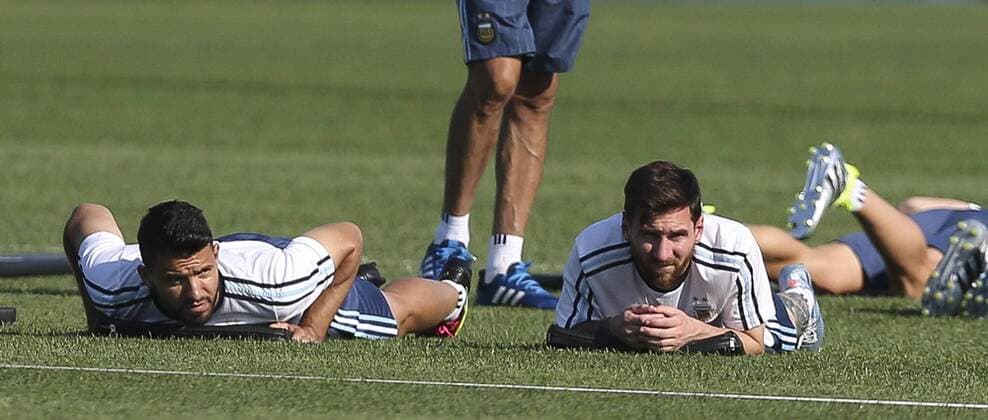 Argentina s players Lionel Messi (L) and Sergio Aguero during a training session at Metlife stadium in East Rutherford, New Jersey, United States, 25 June 2016. Argentina will face Chile for their Copa America Centenario final match on Sunday. ARGENTINA PRESSER !ACHTUNG: NUR REDAKTIONELLE NUTZUNG!  NEW055 20160626-636024984621982739