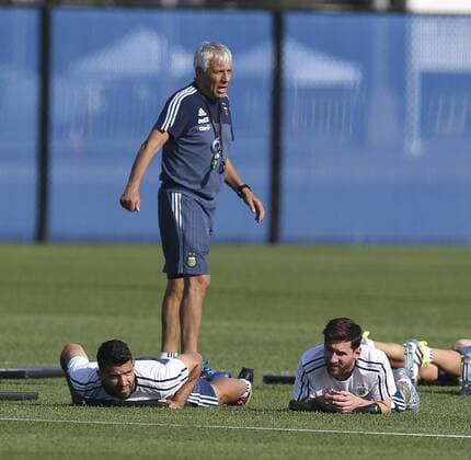 Argentina s players Lionel Messi (L) and Sergio Agüero during a training session at Metlife stadium in East Rutherford, New Jersey, United States, 25 June 2016. Argentina will face Chile for their Copa America Centenario final match on Sunday. ARGENTINA PRESSER !ACHTUNG: NUR REDAKTIONELLE NUTZUNG!  NEW059 20160626-636024987377410739