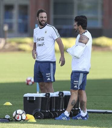 Argentina s players Gonzalo Higuain and Ezequiel Lavezzi (R) during a training session at Metlife stadium in East Rutherford, New Jersey, United States, 25 June 2016. Argentina will face Chile for their Copa America Centenario final match on Sunday. ARGENTINA PRESSER !ACHTUNG: NUR REDAKTIONELLE NUTZUNG!  NEW060 20160626-636024988040566739