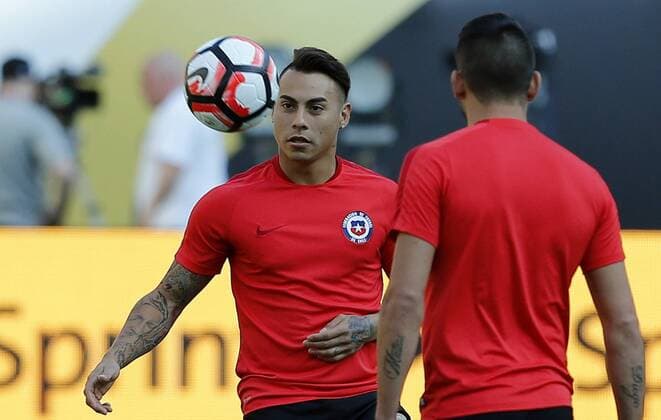 Chile player Eduardo Vargas (L) during a training session at Metlife stadium in East Rutherford, New Jersey, United States, 25 June 2016. Chile will face Argentina for their Copa America Centenario final match on Sunday. CHILE TRAINING !ACHTUNG: NUR REDAKTIONELLE NUTZUNG!  NEW065 20160626-636025009389598429
