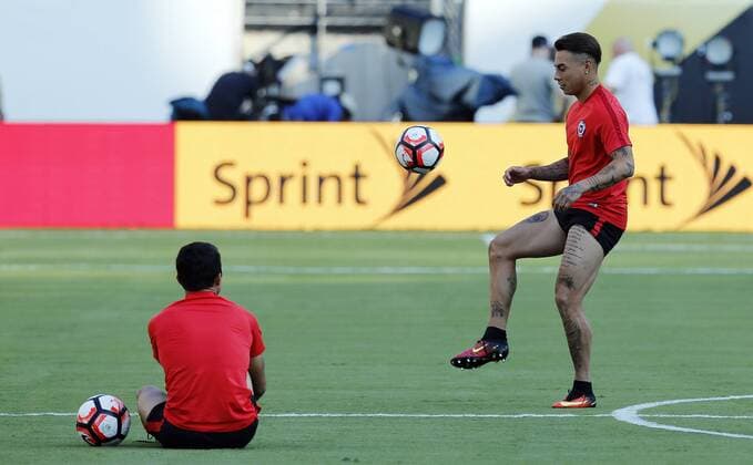 Chile player Eduardo Vargas (R) during a training session at Metlife stadium in East Rutherford, New Jersey, United States, 25 June 2016. Chile will face Argentina for their Copa America Centenario final match on Sunday. CHILE TRAINING !ACHTUNG: NUR REDAKTIONELLE NUTZUNG!  NEW066 20160626-636025010044174429