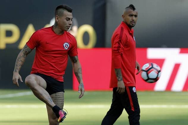 Chile players Eduardo Vargas (L) and Arturo Vidal during a training session at Metlife stadium in East Rutherford, New Jersey, United States, 25 June 2016. Chile will face Argentina for their Copa America Centenario final match on Sunday. CHILE TRAINING !ACHTUNG: NUR REDAKTIONELLE NUTZUNG!  NEW067 20160626-636025017870850429