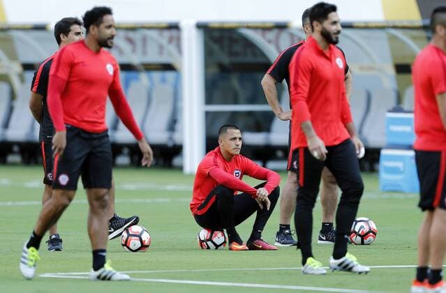 Chile player Alexis Sanchez (C) during a training session at Metlife stadium in East Rutherford, New Jersey, United States, 25 June 2016. Chile will face Argentina for their Copa America Centenario final match on Sunday. CHILE TRAINING !ACHTUNG: NUR REDAKTIONELLE NUTZUNG!  NEW068 20160626-636025017879274429
