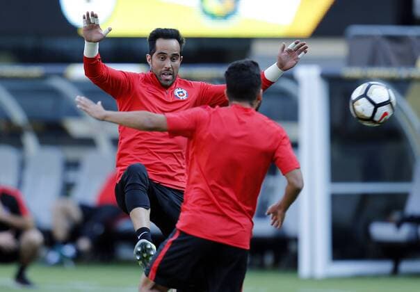 Chile goalkeeper Claudio Bravo (C) during a training session at Metlife stadium in East Rutherford, New Jersey, United States, 25 June 2016. Chile will face Argentina for their Copa America Centenario final match on Sunday. CHILE TRAINING !ACHTUNG: NUR REDAKTIONELLE NUTZUNG!  NEW069 20160626-636025017893626429