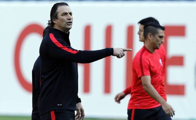 Chile coach Juan Antonio Pizzi (L) during a training session at Metlife stadium in East Rutherford, New Jersey, United States, 25 June 2016. Chile will face Argentina for their Copa America Centenario final match on Sunday. CHILE TRAINING !ACHTUNG: NUR REDAKTIONELLE NUTZUNG!  NEW070 20160626-636025018530574429