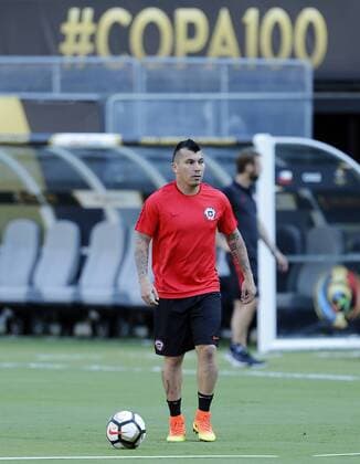 Chile player Garyu Medel during a training session at Metlife stadium in East Rutherford, New Jersey, United States, 25 June 2016. Chile will face Argentina for their Copa America Centenario final match on Sunday. CHILE TRAINING !ACHTUNG: NUR REDAKTIONELLE NUTZUNG!  NEW072 20160626-636025020488218429