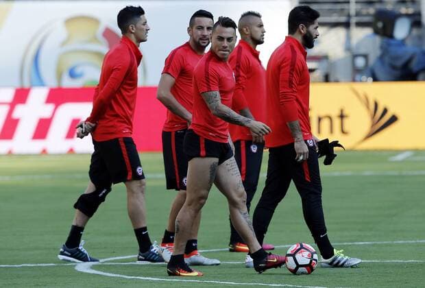 Chile players Eduardo Vargas (front) and Arturo Vidal (2R) during a training session at Metlife stadium in East Rutherford, New Jersey, United States, 25 June 2016. Chile will face Argentina for their Copa America Centenario final match on Sunday. CHILE TRAINING !ACHTUNG: NUR REDAKTIONELLE NUTZUNG!  NEW073 20160626-636025023637390429