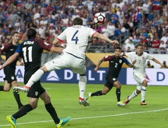 Santiago Arias (C) of Colombia heads the ball to Carlos Bacca (R) who scored the first goal of the match between Colombia and the US for the third place of the Copa America Centenario 2016 at Phoenix University in Glendale, United States, 25 June 2016. EFE Gary Williams COLOMBIA VS EEUU !ACHTUNG: NUR REDAKTIONELLE NUTZUNG!  GLE007 20160626-636025065931444123