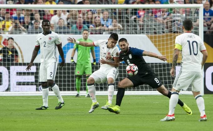 Guillermo Celis (C) of Colombia vies for the ball with Clint Dempsey (2-d) of US uring the match between Colombia and the US for the third place of the Copa America Centenario 2016 at Phoenix University in Glendale, United States, 25 June 2016. EFE Gary Williams COLOMBIA VS EEUU !ACHTUNG: NUR REDAKTIONELLE NUTZUNG!  GLE007 20160626-636025119851247249