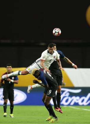 25 June 2016: Colombia midfielder Edwin Cardona 8 gets tangled up with United States forward Gyasi Zardes 9 and defender Geoff Cameron 20 during the first half of the Copa America Centanario third place match at University of Phoenix Stadium in Glendale, Az. (Photo by Chris Coduto Icon Sportswire) SOCCER: JUN 25 Copa America Centenario - Third Place - United States v Colombia Icon3171606250498 EDITORIAL USE ONLY