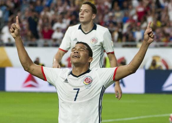 Bilder des Tages - SPORT Carlos Bacca of Colombia scores the 1st goal of the match between Colombia and the US for the third place of the Copa America Centenario 2016 at Phoenix University in Glendale, United States, 25 June 2016. EFE Gary Williams COLOMBIA VS EEUU !ACHTUNG: NUR REDAKTIONELLE NUTZUNG!  GLE005 20160626-636025151289734939
