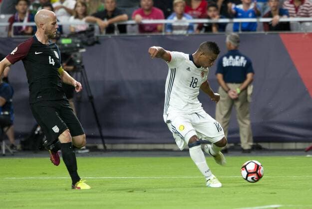 Frank Fabra (R) of Colombia vies for the ball with Michael Bradley (L) of US during the match between Colombia and the US for the third place of the Copa America Centenario 2016 at Phoenix University in Glendale, United States, 25 June 2016. EFE Gary Williams COLOMBIA VS EEUU !ACHTUNG: NUR REDAKTIONELLE NUTZUNG!  GLE007 20160626-636025151237942939