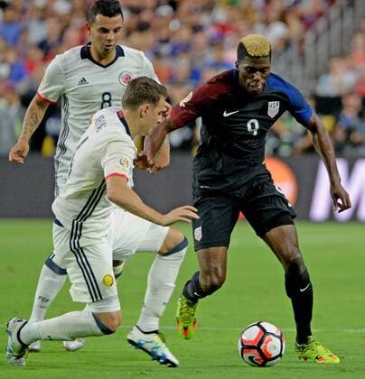 USA s Gyasi Zardes (R) tries to dribble the ball around Columbia s Santiago Arias in the second half of the USA-Columbia match during the COPA America Centenario at University of Phoenix Stadium in Glendale, Arizona, June 25, 2016. Columbia defeated the USA 1-0.  PXP2016062509 ARTxFOXALL