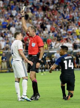 Referee Daniel Fedorczuk (C) gives Columbia s Santiago Arias (L) a yellow card after he fouled USA s Michael Orozco in the second half of the USA-Columbia match during the COPA America Centenario at University of Phoenix Stadium in Glendale, Arizona, June 25, 2016. Columbia defeated the USA 1-0.  PXP2016062511 ARTxFOXALL