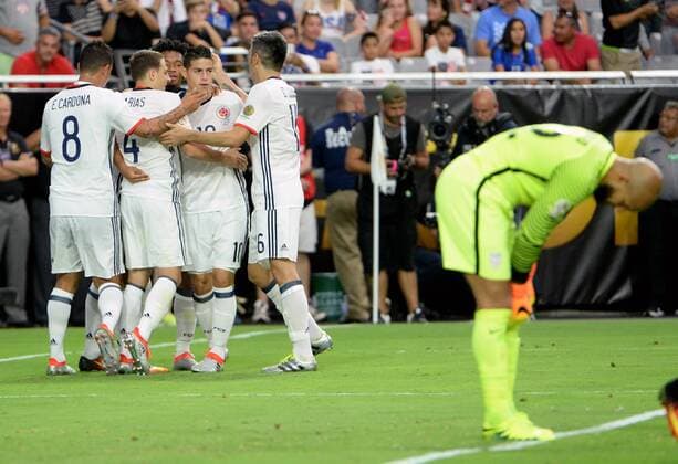 As players for Columbia celebrate a goal in the background the US goalie Tim Howard (R) bends over in dejection during the first half of the game at University of Phoenix Stadium in Glendale, Arizona, June 25, 2016.  PXP2016062506 ARTxFOXALL
