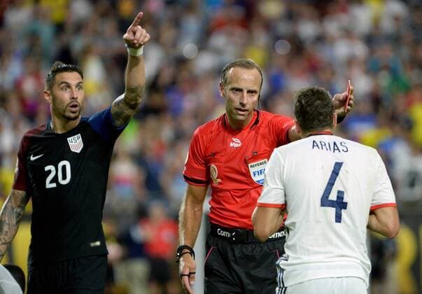 Referee Daniel Fedorczuk gives Columbia s Santiago Arias a red card in the second half of the USA-Columbia match during the COPA America Centenario at University of Phoenix Stadium in Glendale, Arizona, June 25, 2016. Looking on is USA s Geoff Cameron. Columbia defeated the USA 1-0.  PXP2016062512 ARTxFOXALL