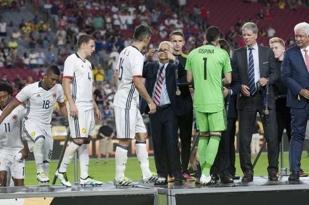 Colombian players receive the bronze medal of the Copa America Centenario 2016 at Phoenix University in Glendale, United States, 25 June 2016. Colombia defeated 1-0 US. EFE Gary Williams COLOMBIA VS EEUU !ACHTUNG: NUR REDAKTIONELLE NUTZUNG!  GLE007 20160626-636025171357574939