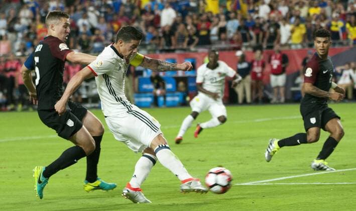 James Rodriguez (2-L) of Colombia vies for the ball with Matt Besler (L) of US during the match between Colombia and the US for the third place of the Copa America Centenario 2016 at Phoenix University in Glendale, United States, 25 June 2016. EFE Gary Williams COLOMBIA VS EEUU !ACHTUNG: NUR REDAKTIONELLE NUTZUNG!  GLE007 20160626-636025172009186939