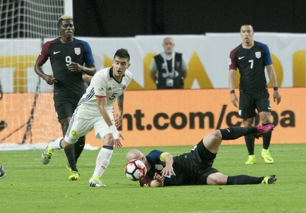 Guillermo Celis (2-L) of Colombia vies for the ball with Michael Bradley (down) of US during the match between Colombia and the US for the third place of the Copa America Centenario 2016 at Phoenix University in Glendale, United States, 25 June 2016. EFE Gary Williams COLOMBIA VS EEUU !ACHTUNG: NUR REDAKTIONELLE NUTZUNG!  GLE007 20160626-636025172023070939