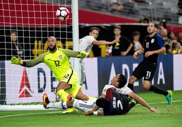 25 June 2016: United States goalkeeper Tim Howard (12) watches the ball fly into the goal during first half of the Copa America Centenario third place game between the United States and Colombia at the University of Phoenix Stadium in Glendale, Ariz. Colombia forward Carlos Bacca s (7) goal was the game s only score as Colombia defeated the United States 1-0. (Photo by Carlos Herrera Icon Sportswire) SOCCER: JUN 25 Copa America Centenario - Third Place - United States v Colombia Icon1606250454 EDITORIAL USE ONLY