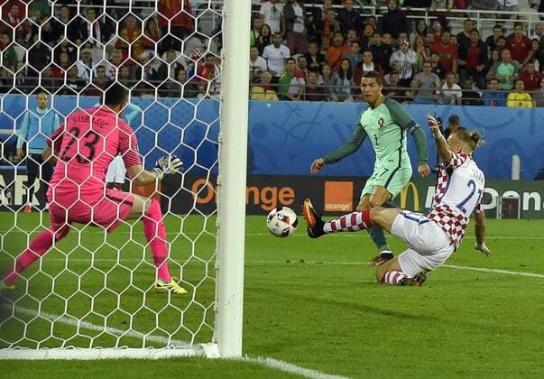 25.06.2016, Fussball EM-2016 Frankreich, Achtelfinale, Kroatien - Portugal, im Stadion Felix Bollaert, Lens. v.l. Danijel SUBASIC, Torwart (Kroatien), Cristiano RONALDO (Portugal) und Domagoj VIDA (Kroatien) 