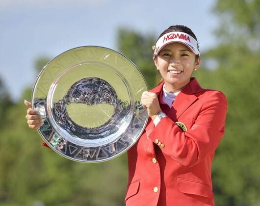 S. Korea s Lee Bo Mee wins Earth Mondahmin Cup golf tournament South Korea s Lee Bo Mee poses with the winner s trophy after her victory in the Earth Mondahmin Cup golf tournament at Camellia Hills Country Club in Sodegaura, Chiba Prefecture, on June 26, 2016. Lee won the title for the second straight time with a 20-under, 268. 