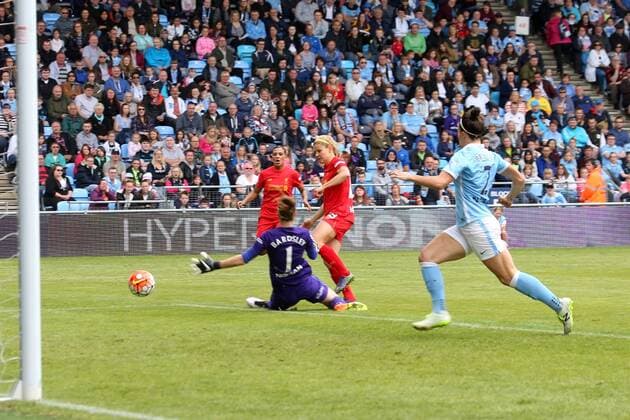 26.06.2016. The Academy Stadium, Manchester, England. FA Womens Super League. Manchester City versus Liverpool. Rosie White of Liverpool beats Karen Bardsley of Manchester City to give Liverpool a 1-0 lead. xDavidxBlunsdenx  ActionPlus11754812