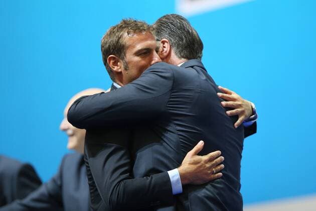 26.06.2016, Fussball 2016, Mitgliederversammlung des FC Schalke 04 in der Veltins Arena mit der Wahl des Aufsichtsrates, v. l. Cheftrainer Markus WEINZIERL (FC Schalke 04) umarmt Aufsichtsratsvorsitzender Clemens TOENNIES (FC Schalke 04)