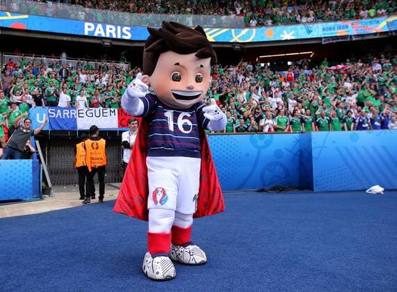 Paris Fußball EM 2016 Achtelfinale Wales vs. Nordirland, EM-Maskottchen Super Victor vor der nordirischen Fankurve
