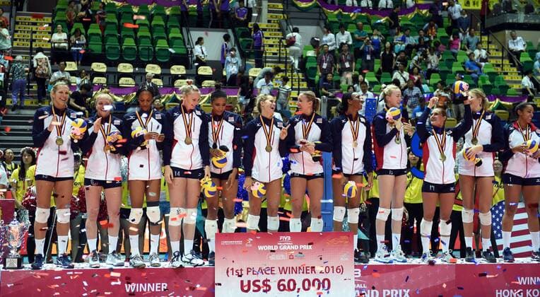 Bilder des Tages - SPORT (160626) -- HONG KONG, June 26, 2016 -- Players of the United States of America celebrate on the podium during the awarding ceremony of FIVB volleyball World Grand Prix (Hong Kong) 2016 in Hong Kong, south China, June 26, 2016. USA beat China 3-0 in the last-day-match and claimed the title of the event. ) (SP)CHINA-HONG KONG-VOLLEYBALL-FIVB-WORLD GRAND PRIX LoxPingxFai 