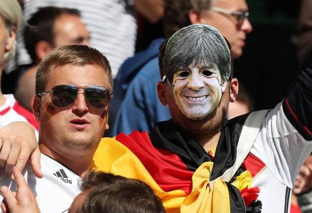 Fans Zuschauer Deutschland mit Jogi JoachimLoew Löw Maske Fußball Fussball UEFA Europameisterschaft Euro EM Achtelfinale 26.06.2016 Nationalmannschaft Herren Germany GER vs. Slowakei SVK Lille Stade Pierre Mauroy