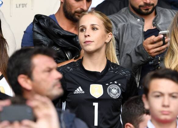 Bilder des Tages - SPORT FUSSBALL EURO 2016 Achtelfinale in Lille Deutschland - Slowakei 26.06.2016 Nina Weiss (Freundin von Torwart Manuel Neuer) auf der Tribuene