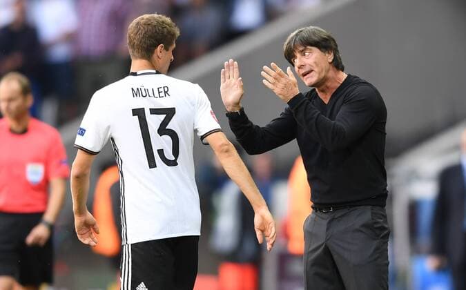 FUSSBALL EURO 2016 ACHTELFINALE IN LILLE Deutschland - Slowakei 26.06.2016 Direkt nach dem 1:0 gint Trainer Joachim Loew (re) Thomas Mueller (li, beide Deutschland) Anweisungen