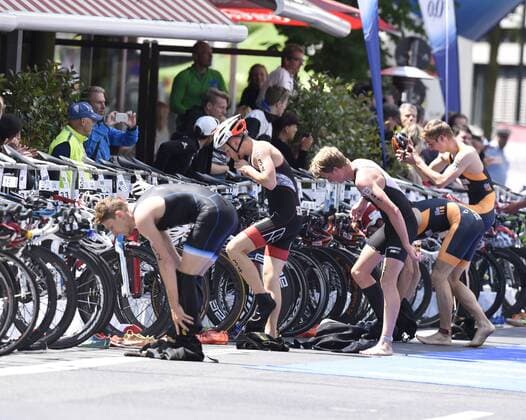 26.06.2016 T3 Triathlon in Düsseldorf 1.Bundesliga Männer und Deutsche Meisterschaft Wechsel aufs Fahrrad HM