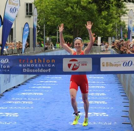 26.06.2016 T3 Triathlon in Düsseldorf 1.Bundesliga Damen und Deutsche Meisterschaft Jodie Stimpson (EJOT Team TV Buschhütten) wurde Gesamtsiegerin HM