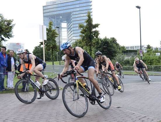 26.06.2016 T3 Triathlon in Düsseldorf 1.Bundesliga Männer und Deutsche Meisterschaft Radfahrerpulk vor dem Düsseldorfer Stadttor HM