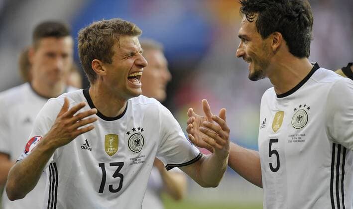 26.06.2016, Fussball EM-2016 Frankreich, Achtelfinale, Deutschland - Slowakei, im im Grand Stade in Lille, Schlussjubel v.l. Thomas Müller (Deutschland) und Mats Hummels (Deutschland) 