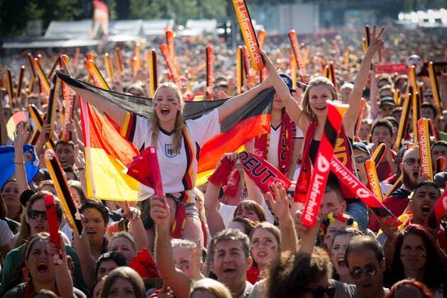 Fans schauen das Achtelfinalspiel der deutschen Nationalmanschaft bei der EM 2016 gegen die Slowakei beim Public Viewing auf der Fanmeile in Berlin. Fanmeile Achtelfinale EM 2016