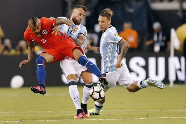 Copa America, Finale, Argentinien - Chile Arturo Vidal of Chile (L)) fights for the ball with Nicolas Otamendi (C) and Lucas Biglia of Argentina during the Copa America Centenario final match between Argentina and Chile at MetLife stadium in East Rutherford, New Jersey, 26 June 2016. COPA AMERICA CENTENARIO FINAL MATCH !ACHTUNG: NUR REDAKTIONELLE NUTZUNG!  NJY032 20160627-636025917187725878