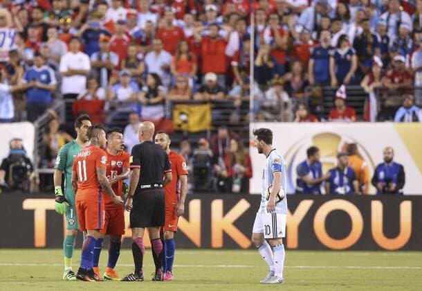 Referee Herber Lopes argues with Chile players during the Copa America Centenario final match between Argentina and Chile at MetLife stadium in East Rutherford, New Jersey, 26 June 2016. COPA AMERICA CENTENARIO FINAL MATCH !ACHTUNG: NUR REDAKTIONELLE NUTZUNG!  NJY042 20160627-636025926203745878