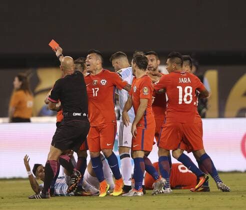 Marcos Rojo (covered) of Argentina is expelled by referee Heber Lopes during the Copa America Centenario final match between Argentina and Chile at MetLife stadium in East Rutherford, New Jersey, 26 June 2016. COPA AMERICA CENTENARIO FINAL MATCH !ACHTUNG: NUR REDAKTIONELLE NUTZUNG!  NJY053 20160627-636025935237384671