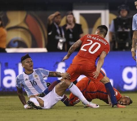 Copa America, Finale, Argentinien - Chile Marcos Rojo (L) of Argentina makes a foul on Arturo Valle of Chile (R) during the Copa America Centenario final match between Argentina and Chile at MetLife stadium in East Rutherford, New Jersey, 26 June 2016. COPA AMERICA CENTENARIO FINAL MATCH !ACHTUNG: NUR REDAKTIONELLE NUTZUNG!  NJY056 20160627-636025937143063207