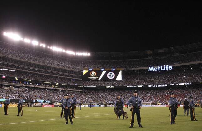 Copa America, Finale, Argentinien - Chile Security staff at the field during the Copa America Centenario final match between Argentina and Chile at MetLife stadium in East Rutherford, New Jersey, 26 June 2016. COPA AMERICA CENTENARIO FINAL MATCH !ACHTUNG: NUR REDAKTIONELLE NUTZUNG!  NJY060 20160627-636025942861233568