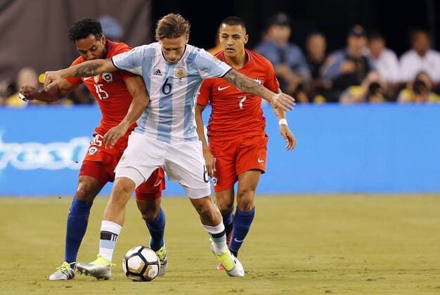 Copa America, Finale, Argentinien - Chile Lucas Bigliai (C) of Argentina fights for the ball with Jean Beausejour (L) and Alexis Sanchez (R) of Chile during the Copa America Centenario final match between Argentina and Chile at MetLife stadium in East Rutherford, New Jersey, 26 June 2016. COPA AMERICA CENTENARIO FINAL MATCH !ACHTUNG: NUR REDAKTIONELLE NUTZUNG!  NJY061 20160627-636025945482657568