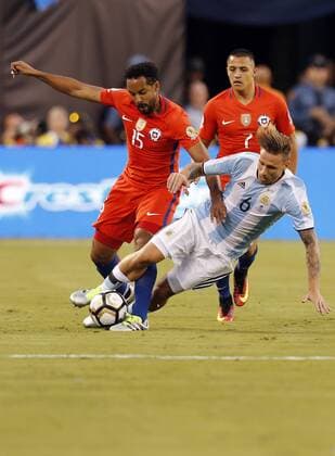 Copa America, Finale, Argentinien - Chile Lucas Bigliai (C) of Argentina fights for the ball with Jean Beausejour (L) and Alexis Sanchez (R) of Chile during the Copa America Centenario final match between Argentina and Chile at MetLife stadium in East Rutherford, New Jersey, 26 June 2016. COPA AMERICA CENTENARIO FINAL MATCH !ACHTUNG: NUR REDAKTIONELLE NUTZUNG!  NJY062 20160627-636025946127249568