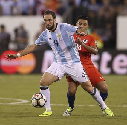 Copa America, Finale, Argentinien - Chile Gonzalo Higuain (L) of Argentina fights for the ball with Gonzalo Jara of Chile during the Copa America Centenario final match between Argentina and Chile at MetLife stadium in East Rutherford, New Jersey, 26 June 2016. COPA AMERICA CENTENARIO FINAL MATCH !ACHTUNG: NUR REDAKTIONELLE NUTZUNG!  NJY063 20160627-636025946764665568